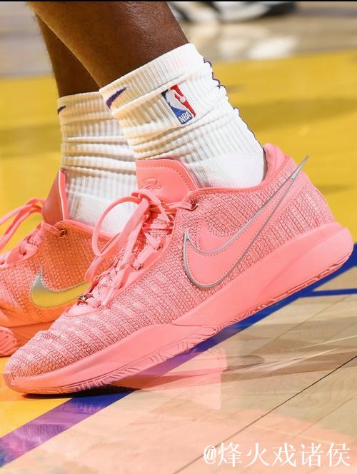 马尔卡宁脚踏粉色Lebron20,狂砍33分16篮板展现绝佳篮板嗅觉 马尔卡宁脚踏粉色Lebron20,狂砍33分16篮板展现绝佳篮板嗅觉